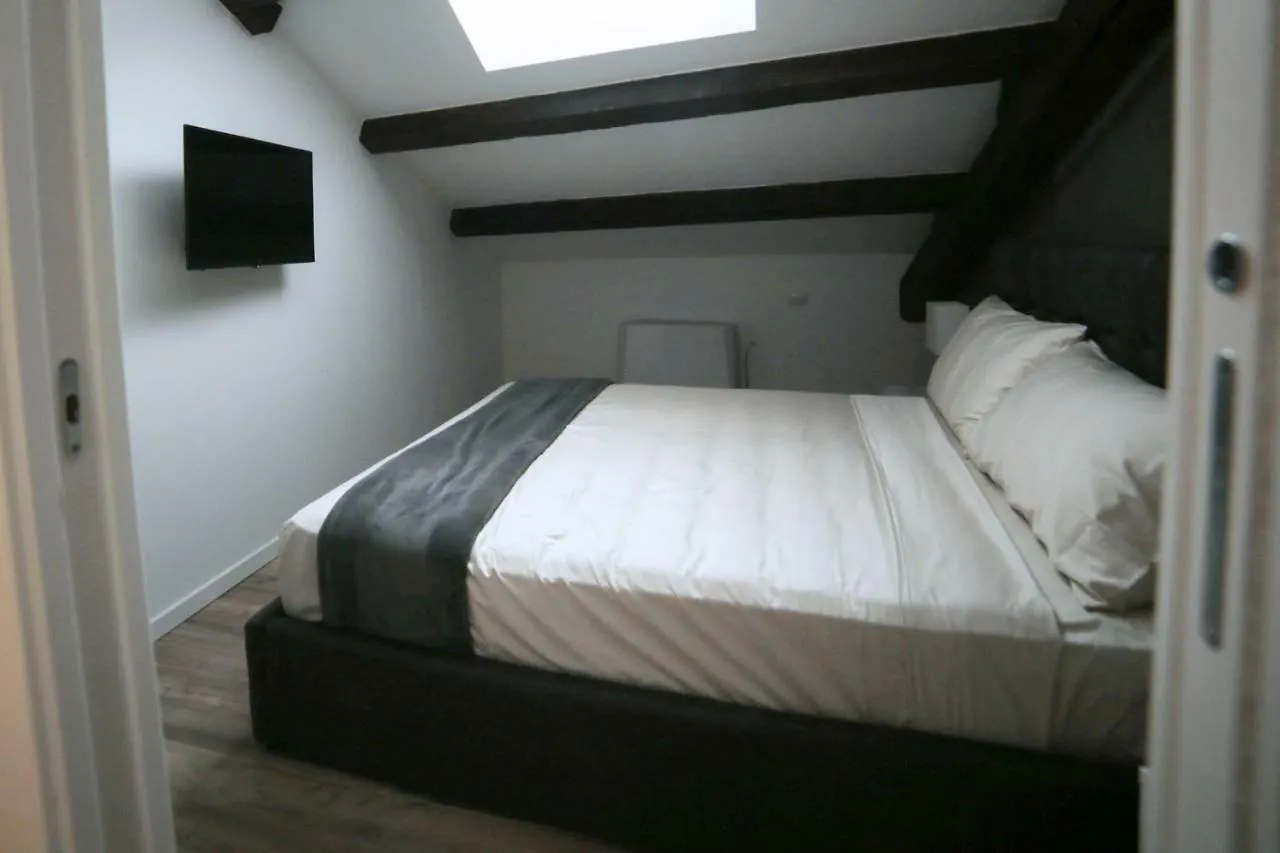 Moscova Attic Near Duomo Daire Milano 0*,  İtalya